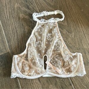 Victoria’s Secret / Nude White Dandelion Scallop High Neck Halter Bra